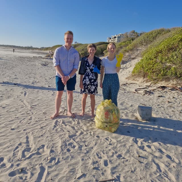 Volunteers at a Vastrap Sokkieklub beach cleanup