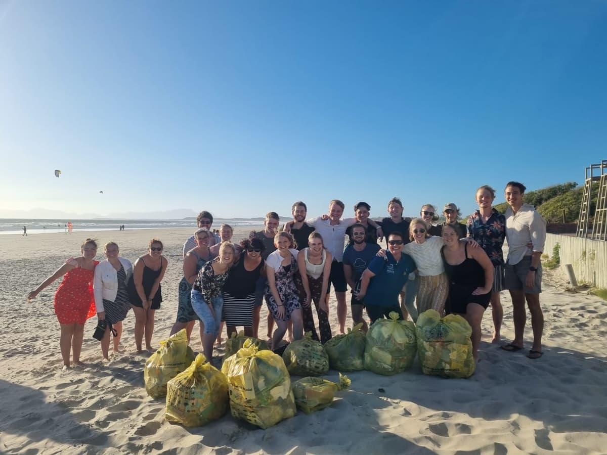 Vastrap Sokkieklub volunteers at a beach cleanup